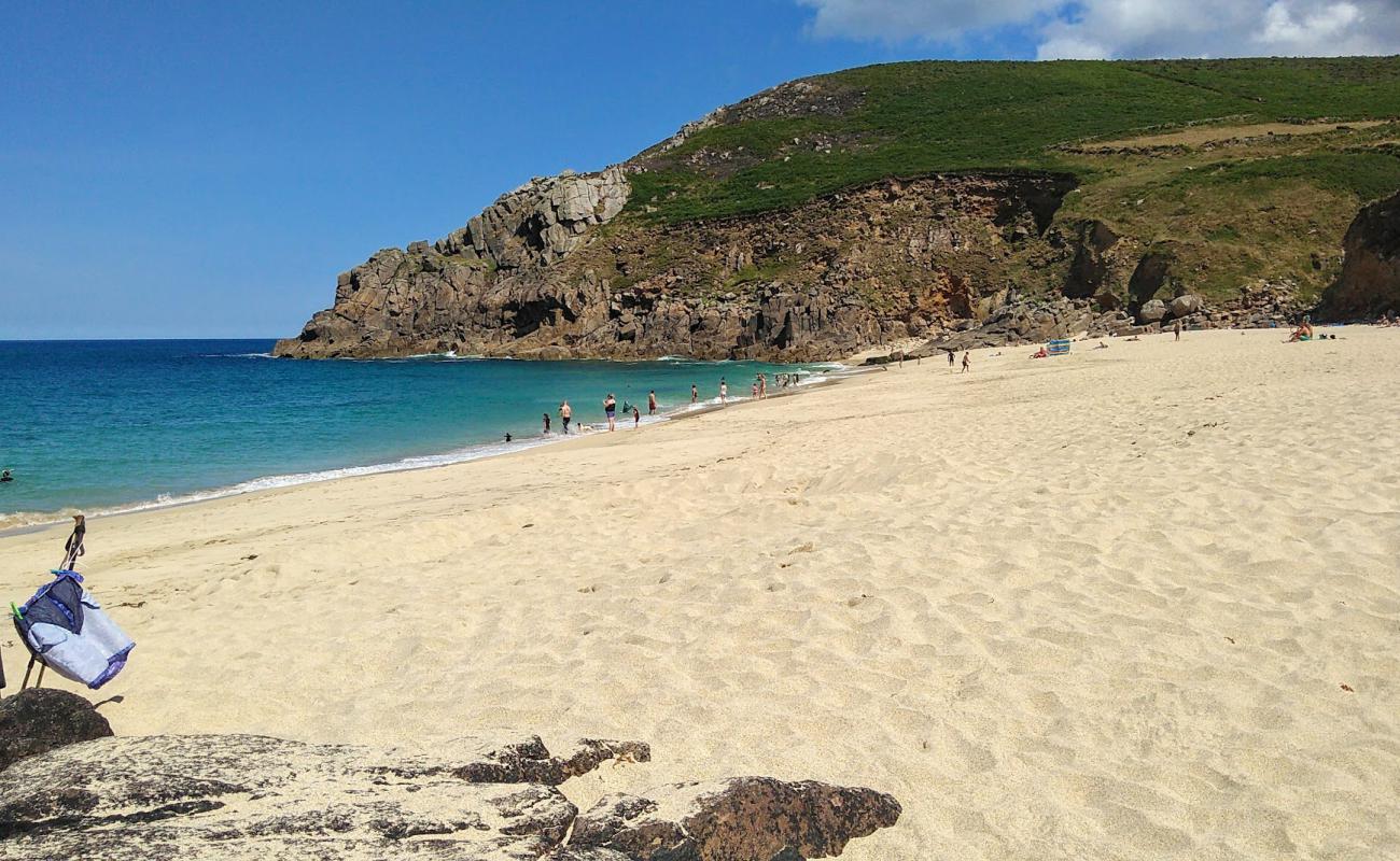 Portheras Cove'in fotoğrafı hafif ince çakıl taş yüzey ile