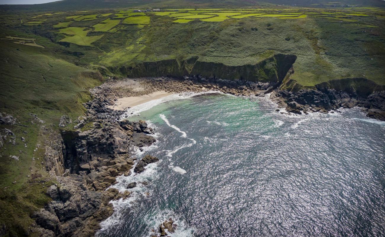 Porthmeor Cove'in fotoğrafı parlak kum ve kayalar yüzey ile