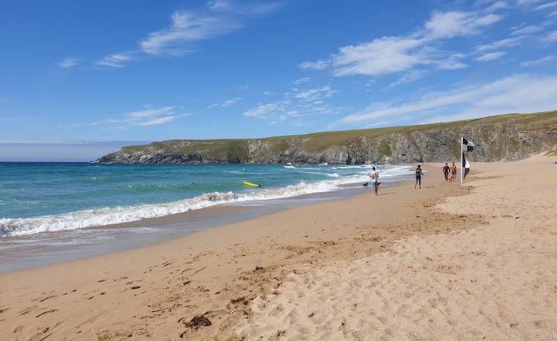 Holywell Bay'in fotoğrafı açık bej kum yüzey ile