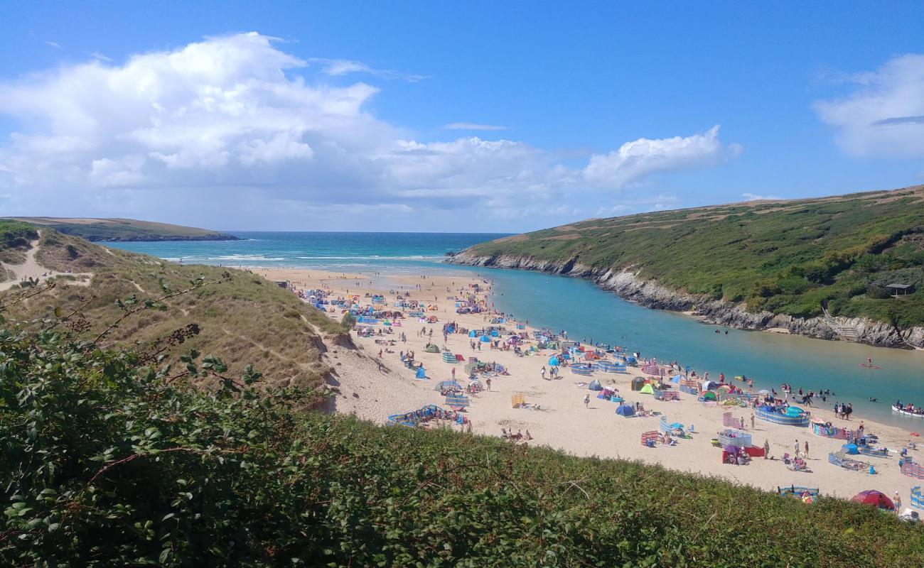 Crantock Plajı'in fotoğrafı parlak ince kum yüzey ile