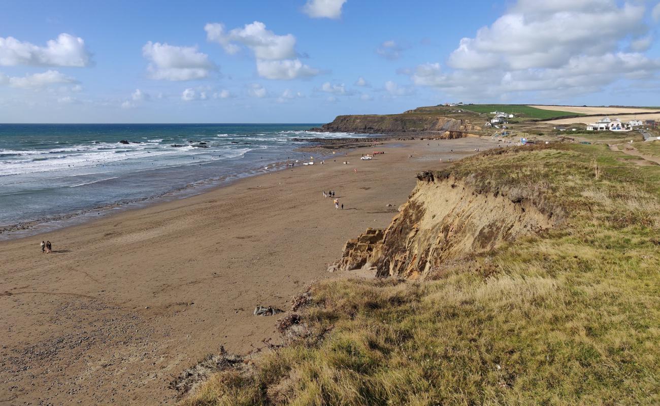 Widemouth beach'in fotoğrafı açık bej kum yüzey ile