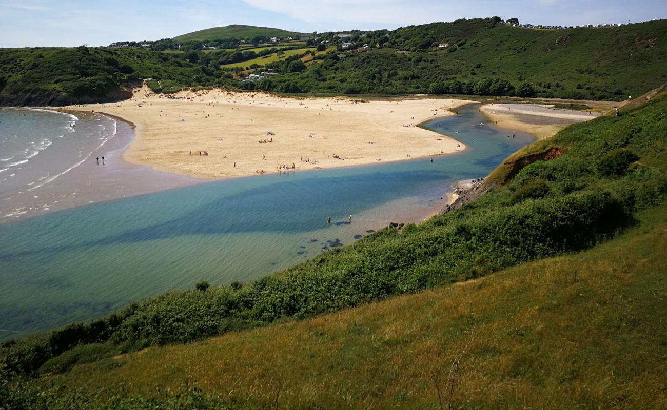 Three Cliffs Bay'in fotoğrafı parlak ince kum yüzey ile