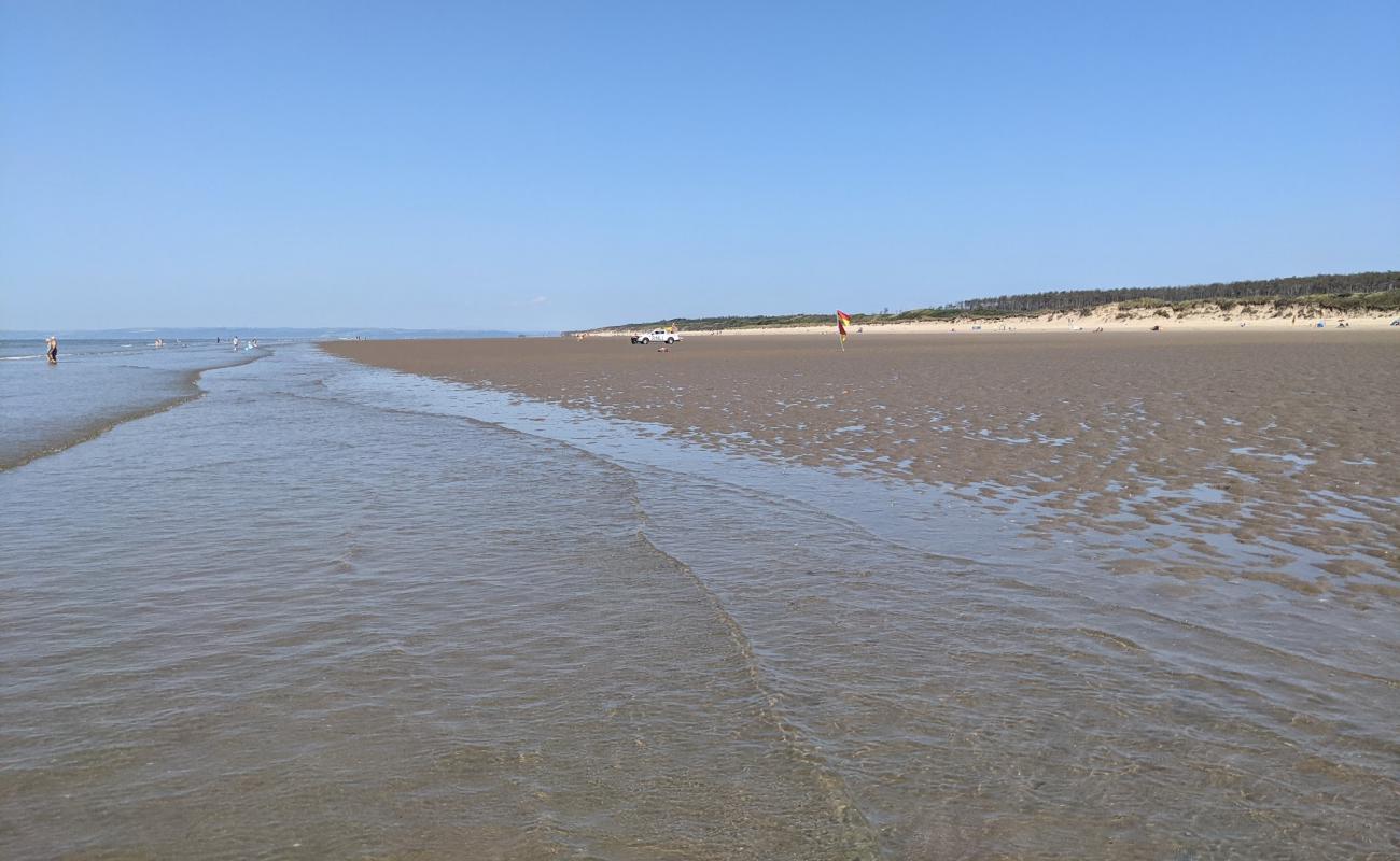Pembrey Plajı'in fotoğrafı açık bej kum yüzey ile
