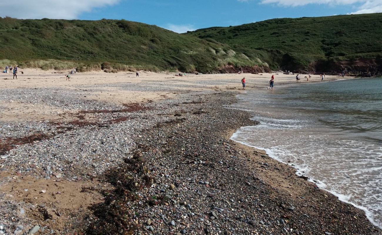 Manorbier plajı'in fotoğrafı bej kum ve çakıl yüzey ile