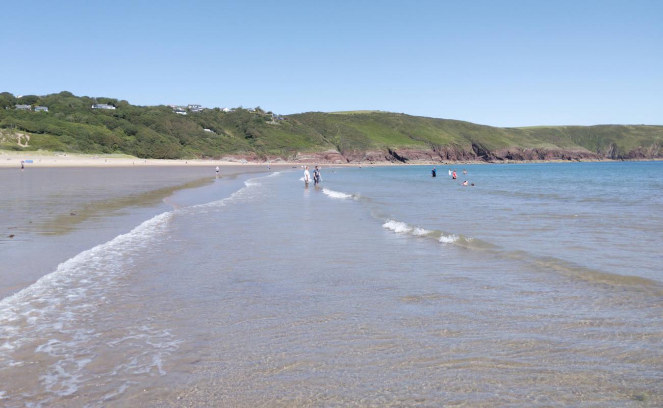 Freshwater East beach'in fotoğrafı parlak kum yüzey ile