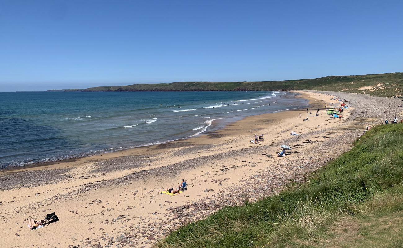 Freshwater West beach'in fotoğrafı açık bej kum yüzey ile