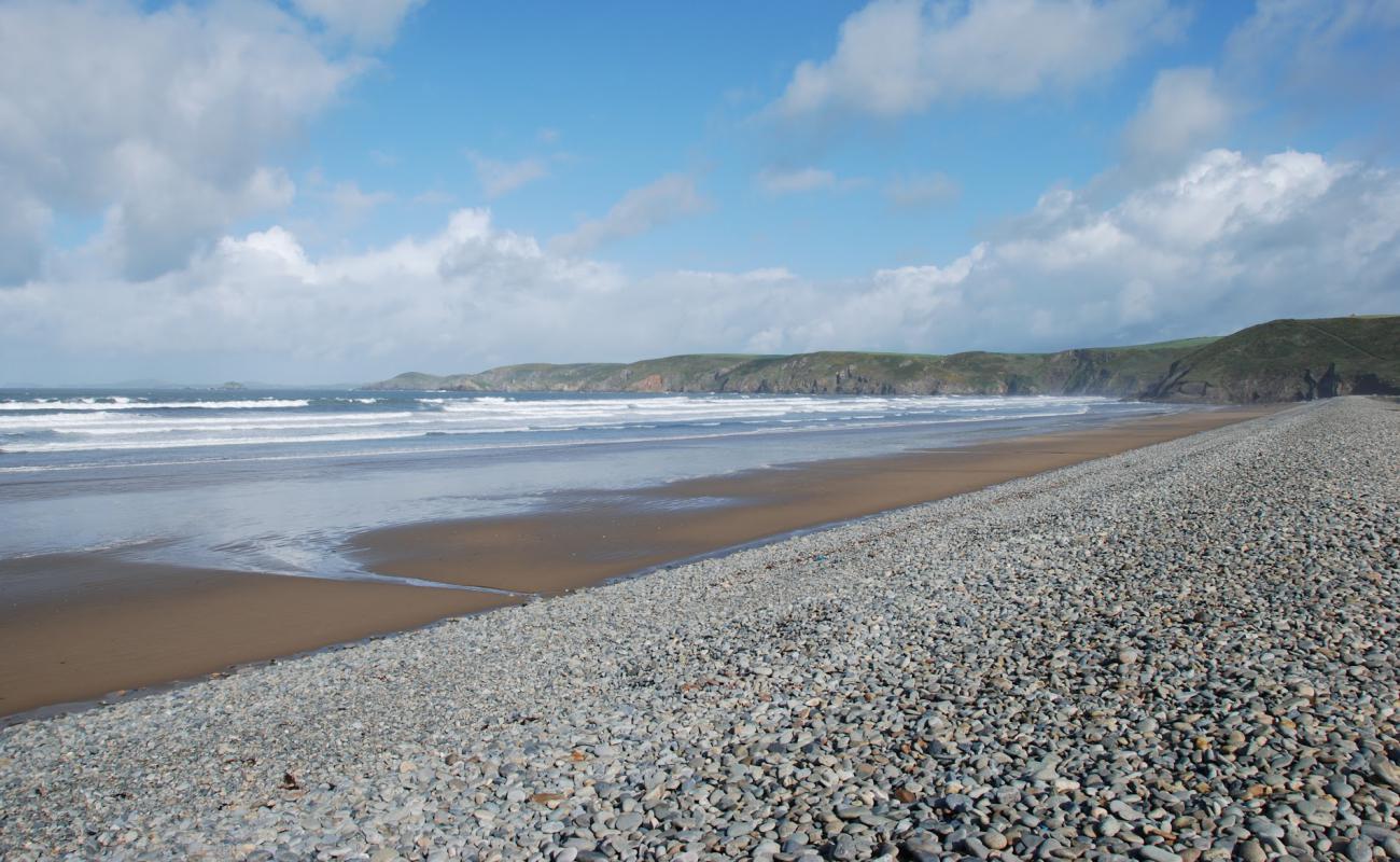 Newgale beach'in fotoğrafı bej kum ve çakıl yüzey ile
