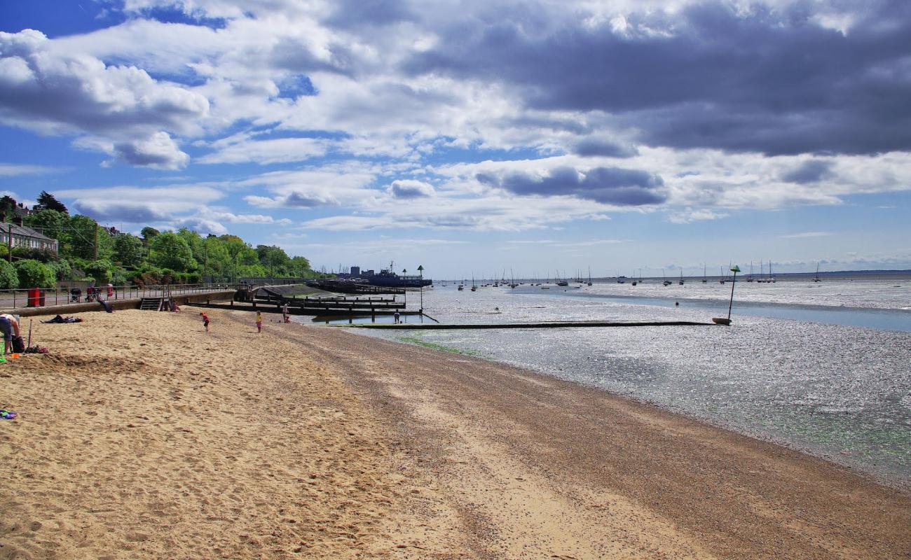 Bell Wharf beach'in fotoğrafı bej kum ve çakıl yüzey ile