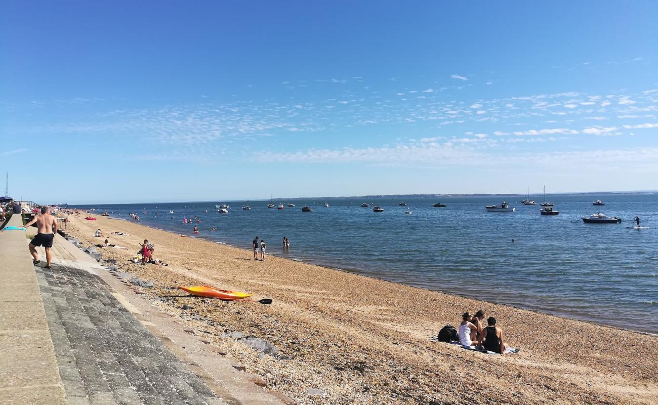 Shoebury beach'in fotoğrafı küçük bej çakıl yüzey ile