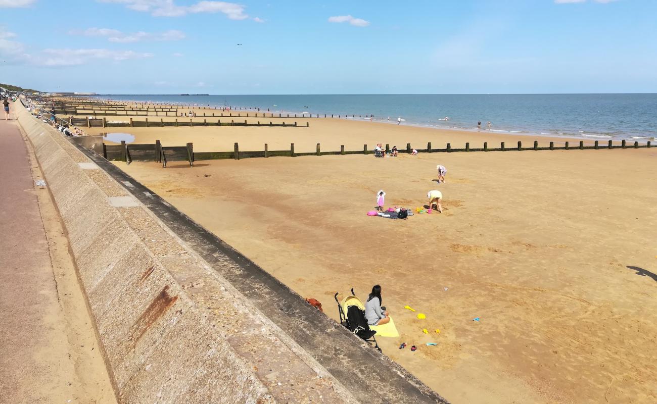 Frinton plajı'in fotoğrafı parlak kum yüzey ile