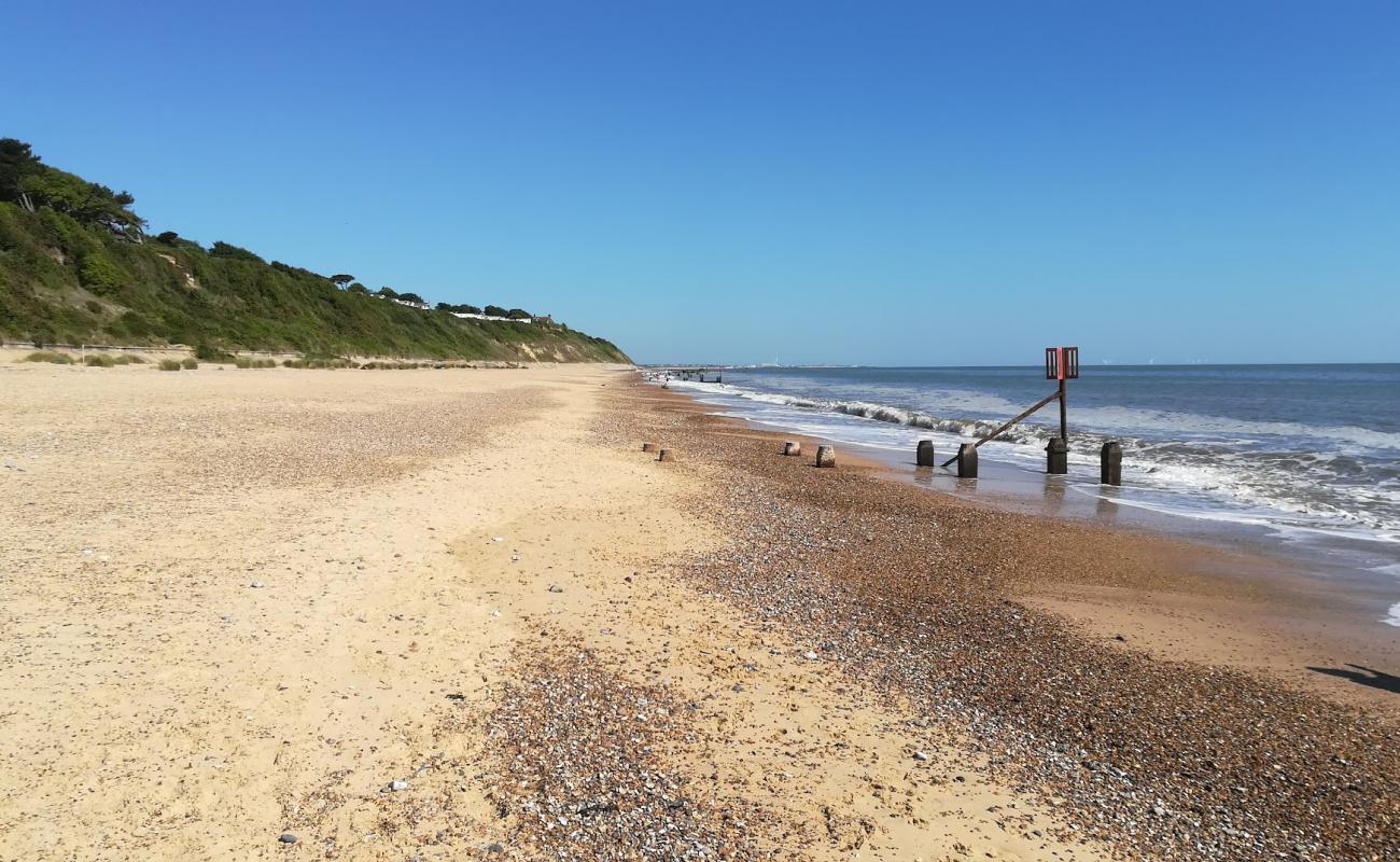 Corton beach'in fotoğrafı açık bej kum yüzey ile