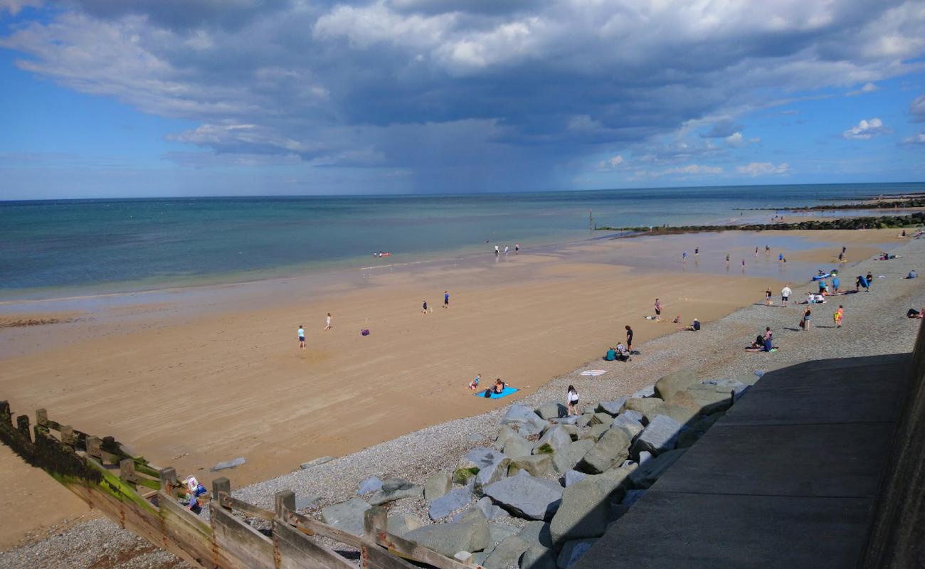 Sheringham Plajı'in fotoğrafı gri kum ve çakıllar yüzey ile