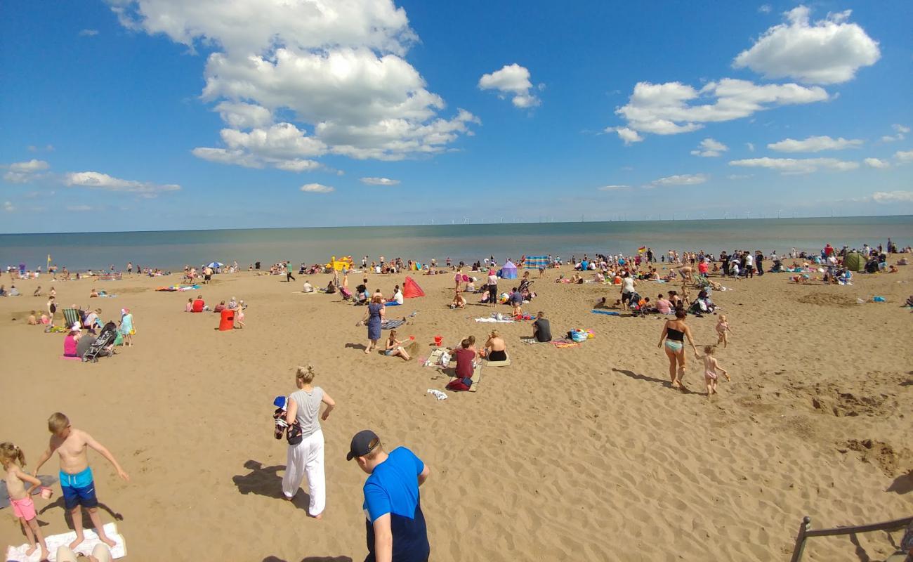 Ingoldmells plajı'in fotoğrafı açık bej kum yüzey ile