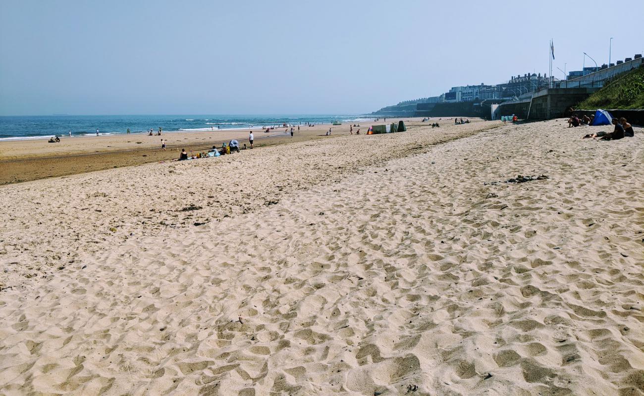 Whitley Bay beach'in fotoğrafı parlak kum yüzey ile