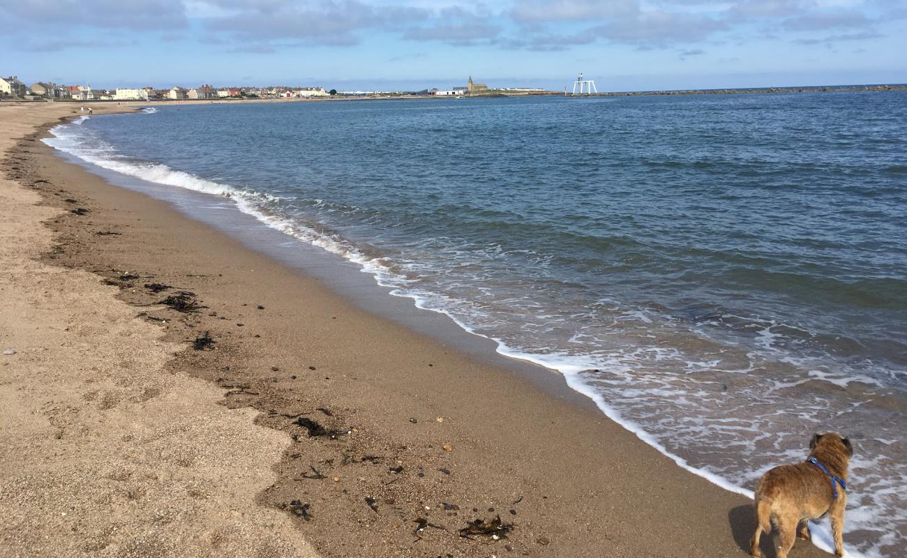 Newbiggin beach'in fotoğrafı açık bej kum yüzey ile