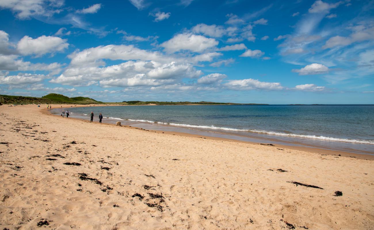Embleton Bay beach'in fotoğrafı açık bej kum yüzey ile