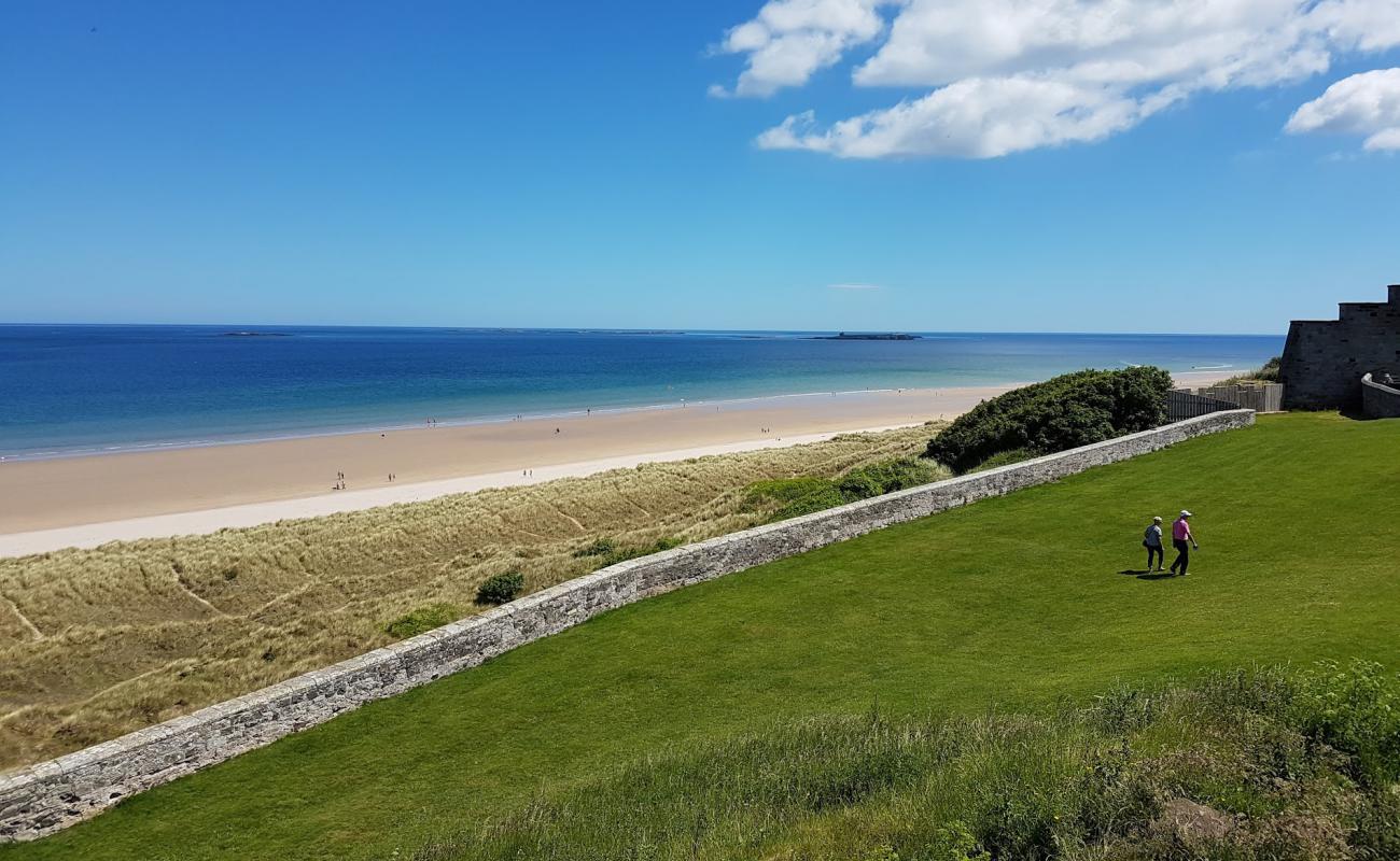 Northumberland Coast'in fotoğrafı açık bej kum yüzey ile