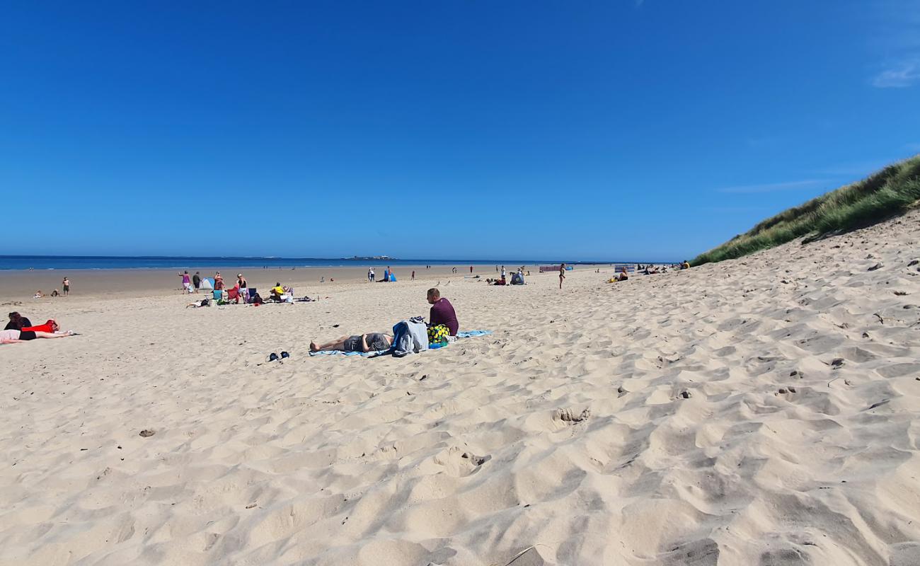 Bamburgh Plajı'in fotoğrafı parlak kum yüzey ile