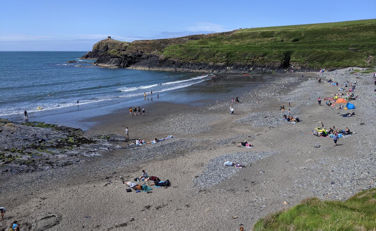 Abereiddy beach'in fotoğrafı gri kum ve çakıl yüzey ile