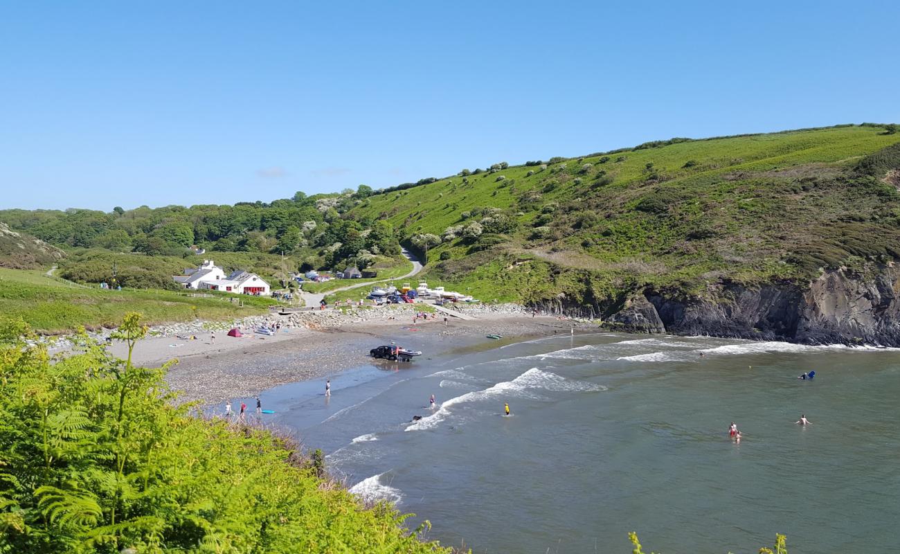 Pwllgwaelod beach'in fotoğrafı bej kum ve çakıl yüzey ile