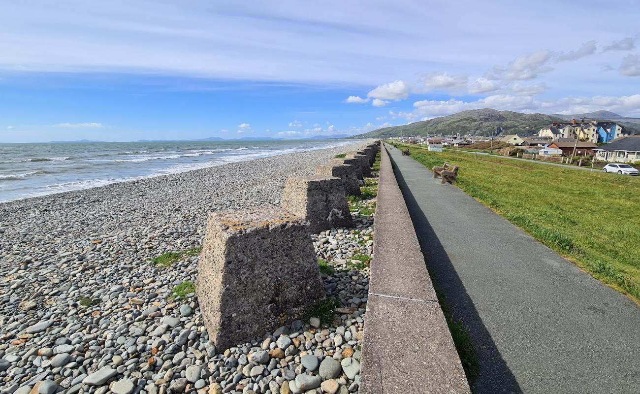 Fairbourne plajı'in fotoğrafı gri çakıl taşı yüzey ile