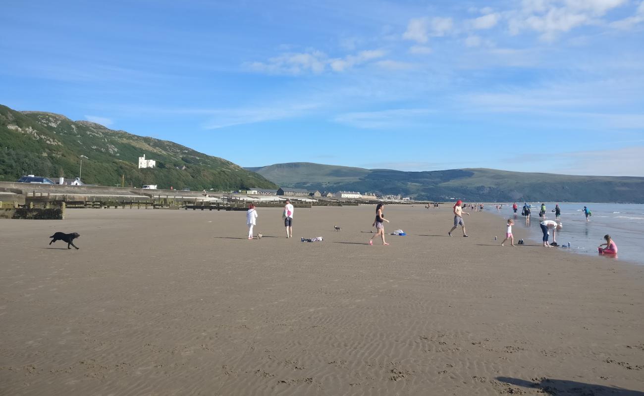 Traeth Abermaw beach'in fotoğrafı açık bej kum yüzey ile