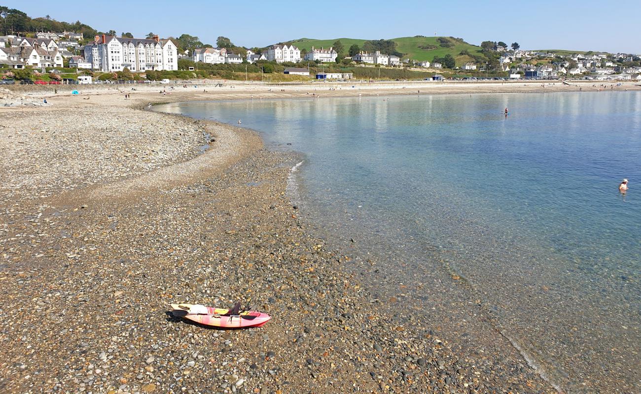 Criccieth beach'in fotoğrafı gri çakıl taşı yüzey ile