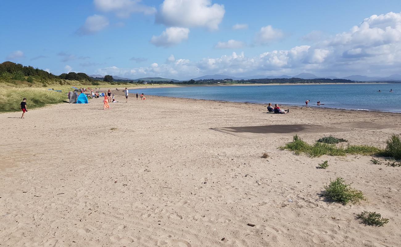 Traeth Glan-y-Don'in fotoğrafı gri kum yüzey ile