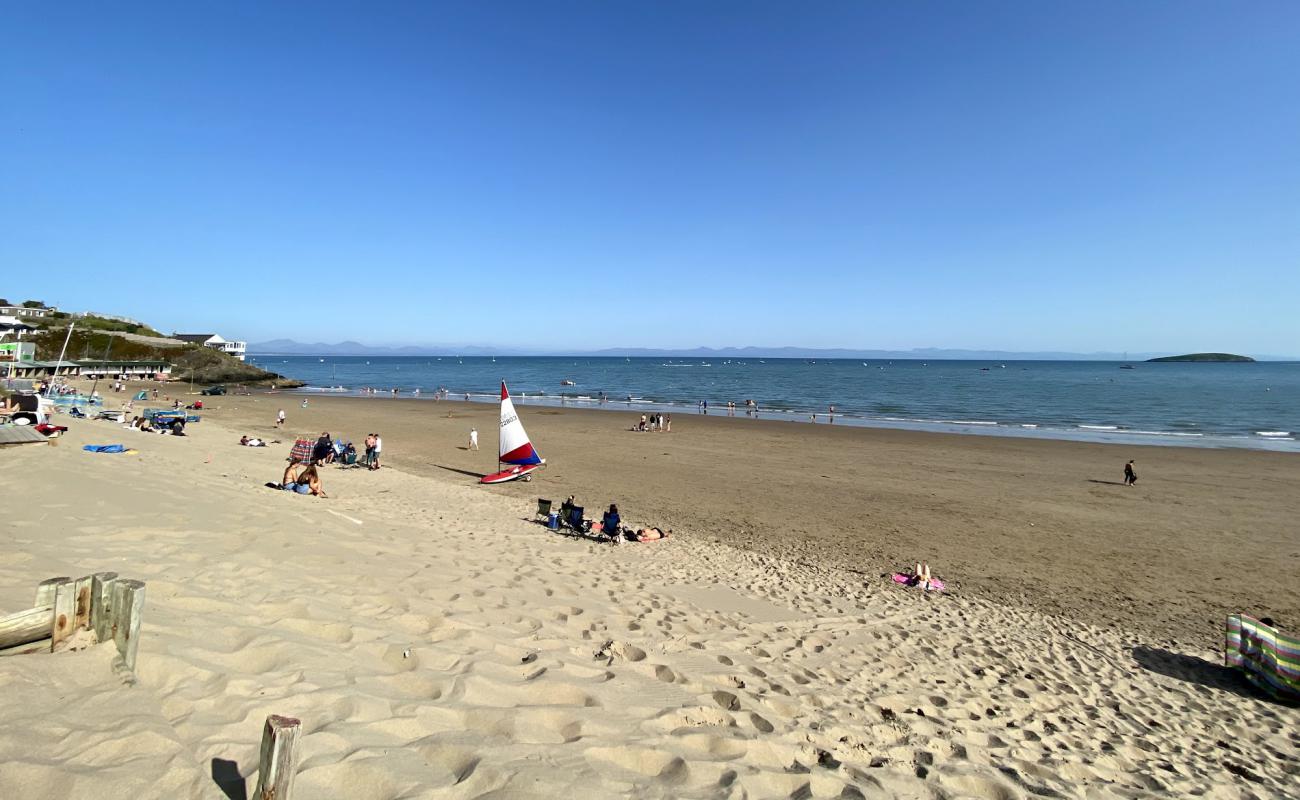 Abersoch beach'in fotoğrafı açık bej kum yüzey ile