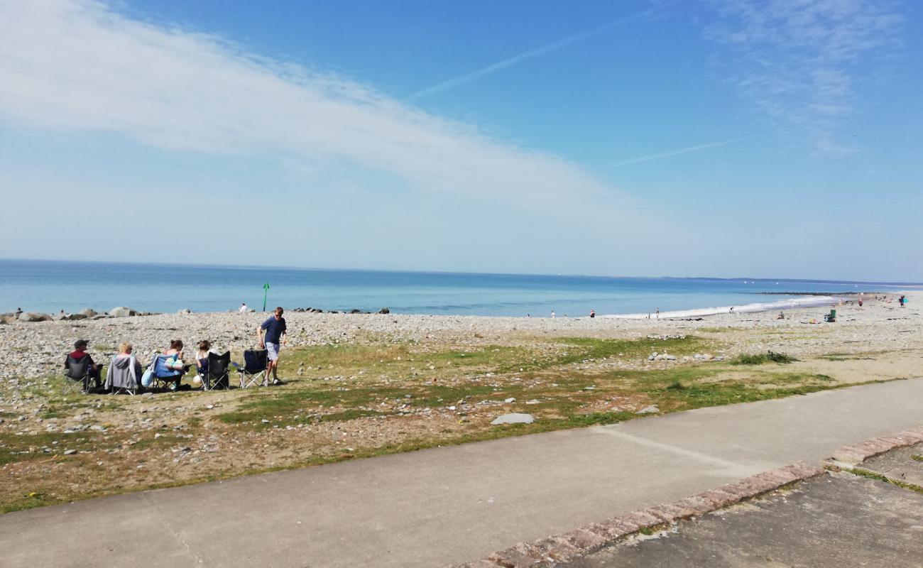 Traeth Dinas Dinlle'in fotoğrafı gri kum ve çakıllar yüzey ile