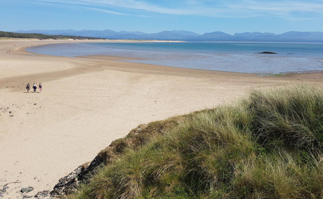 Newborough Plajı'in fotoğrafı açık bej kum yüzey ile