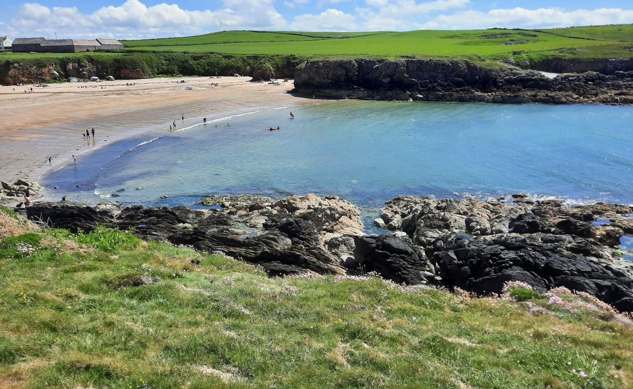 Porth Trecastell'in fotoğrafı açık bej kum yüzey ile