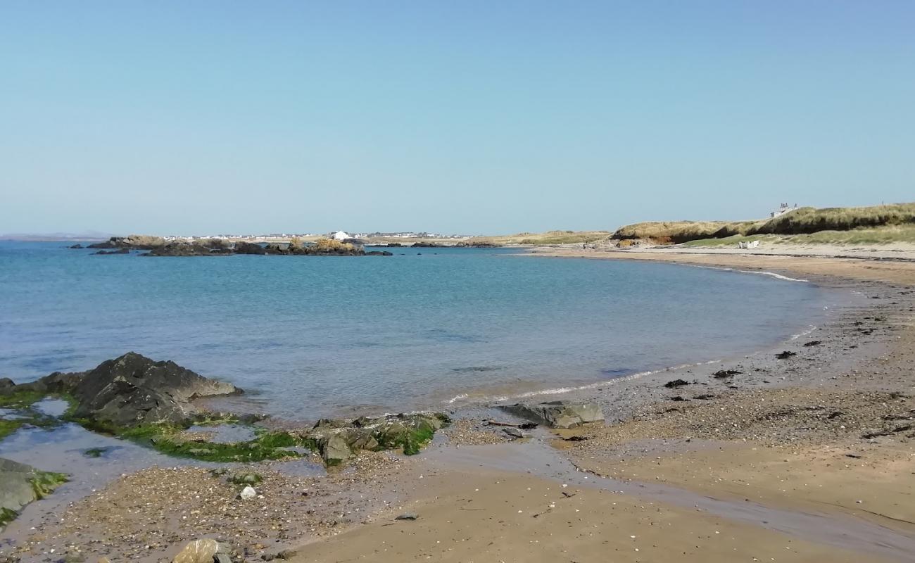 Porth Tyn Tywyn'in fotoğrafı gri kum ve çakıllar yüzey ile