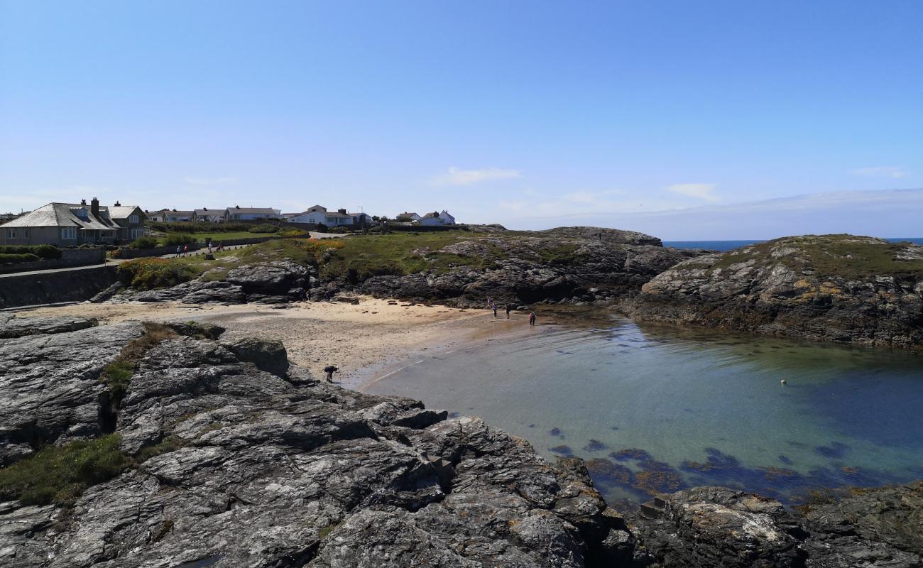 Porth Diana beach'in fotoğrafı açık bej kum yüzey ile