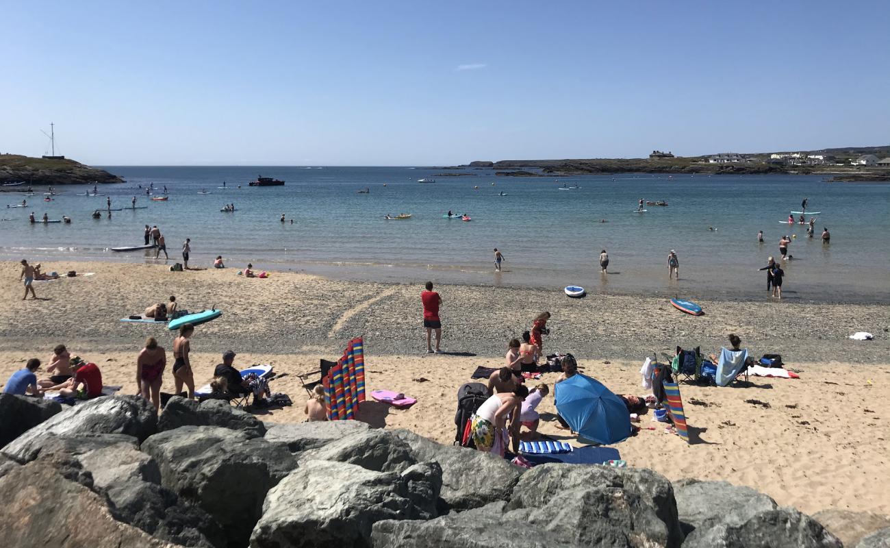 Trearddur Bay beach'in fotoğrafı açık bej kum yüzey ile