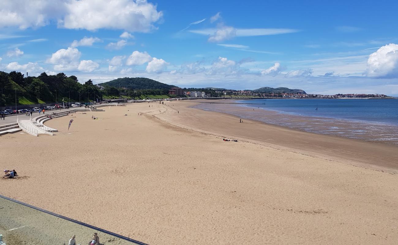 Colwyn Bay beach'in fotoğrafı açık bej kum yüzey ile
