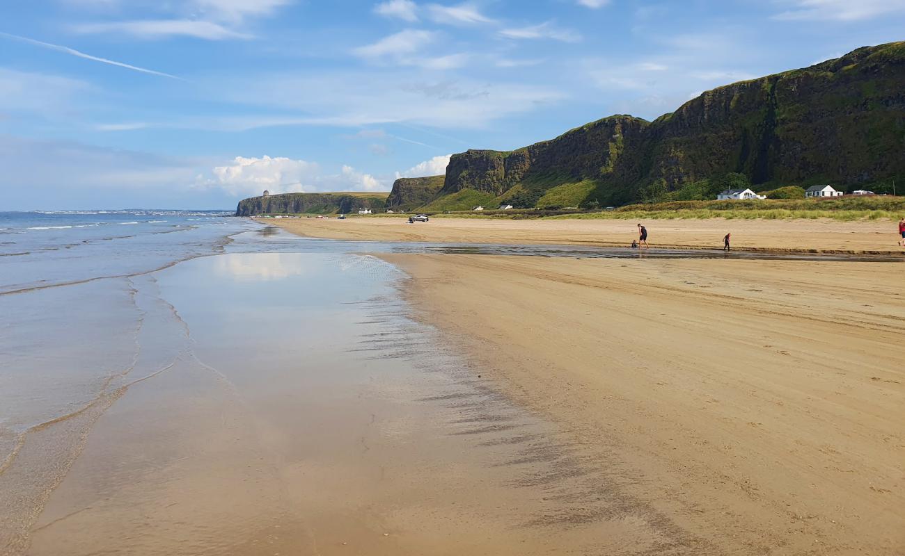 Benone Beach'in fotoğrafı açık bej kum yüzey ile