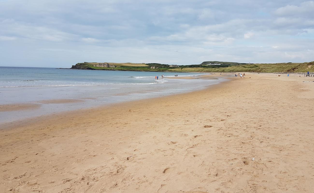 Runkerry Beach'in fotoğrafı bej kum ve çakıl yüzey ile