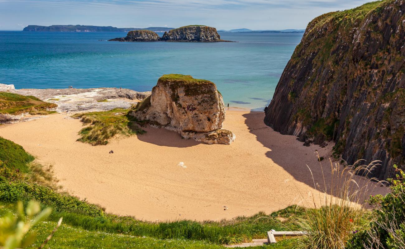 Ballintoy Hidden Beach'in fotoğrafı açık bej kum yüzey ile