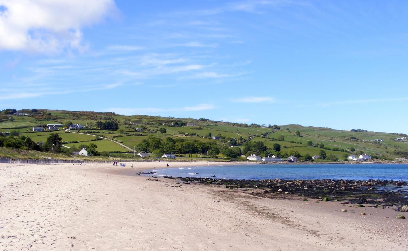 Cushendun Beach'in fotoğrafı çakıl ile kum yüzey ile