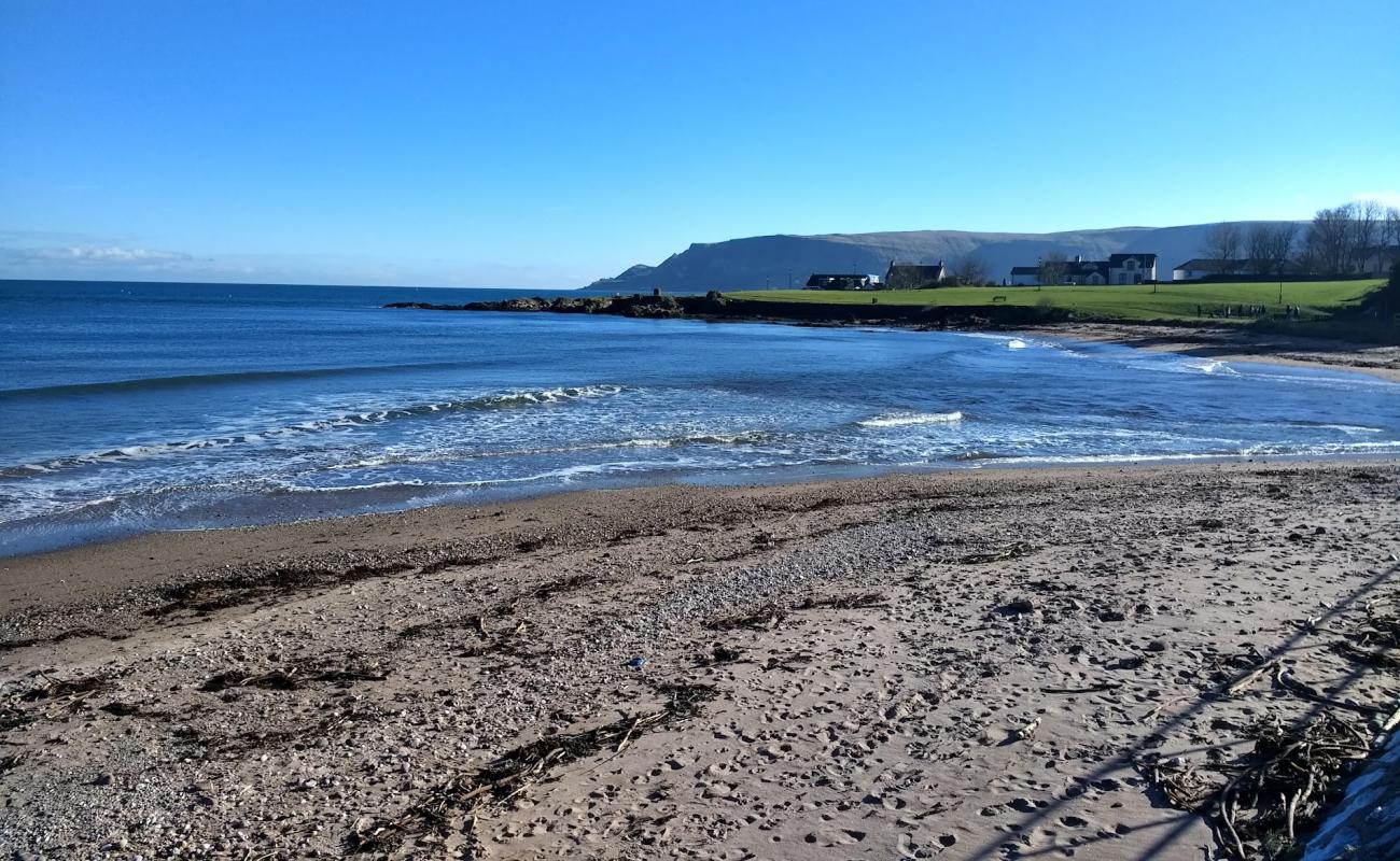 Cushendall Beach'in fotoğrafı taşlı kum yüzey ile