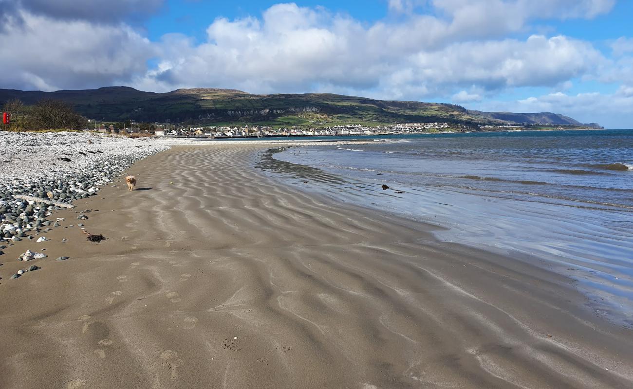 Carnlough Beach'in fotoğrafı taşlı kum yüzey ile