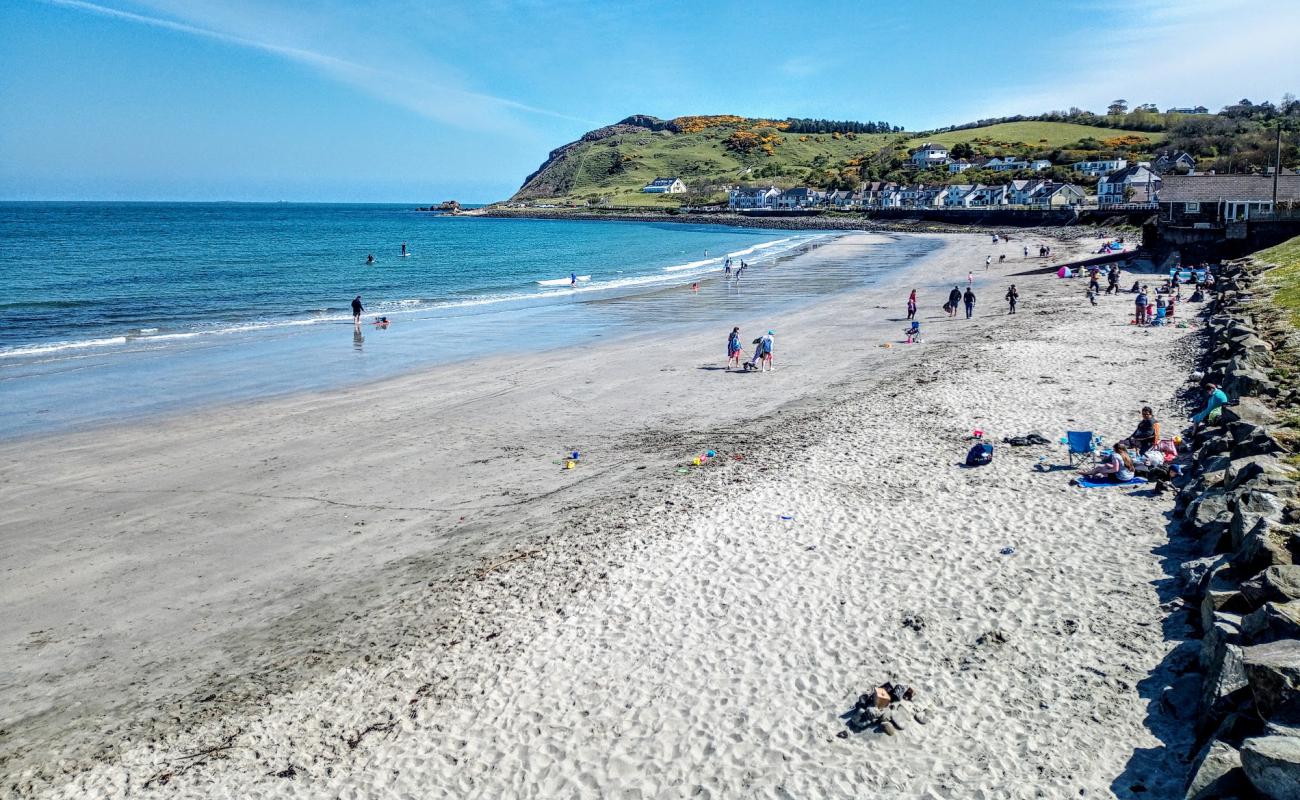Ballygally Beach'in fotoğrafı açık bej kum yüzey ile