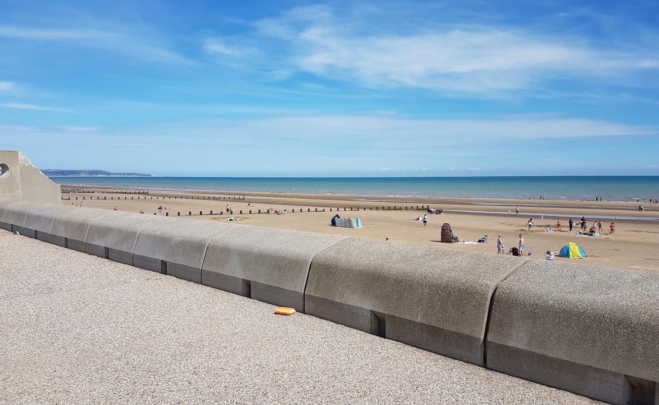 Dymchurch beach'in fotoğrafı parlak kum yüzey ile