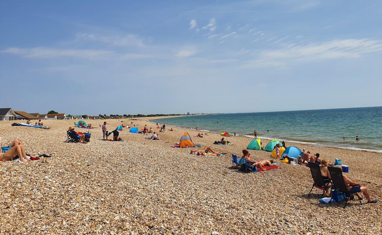 Pagham plajı'in fotoğrafı küçük bej çakıl yüzey ile