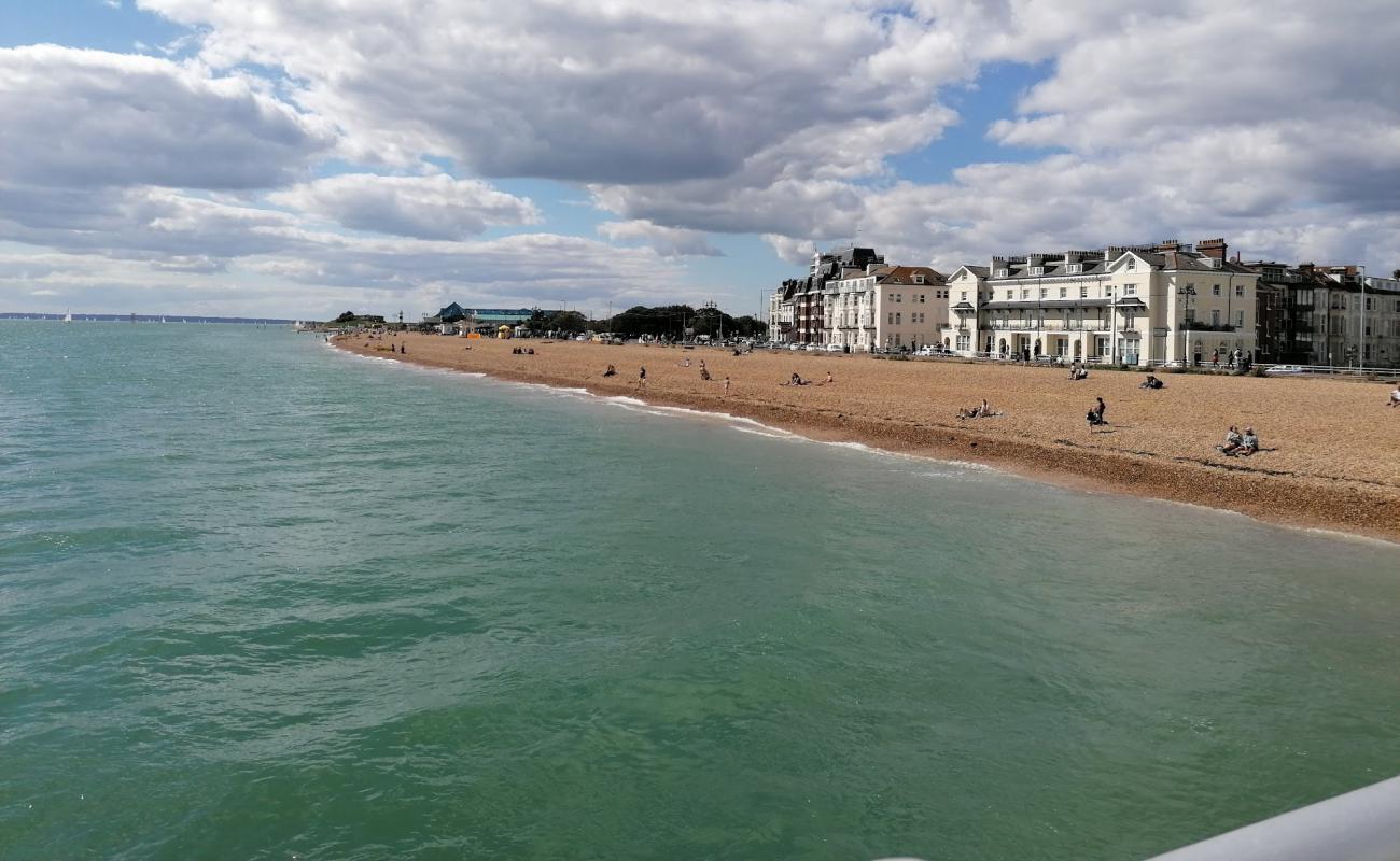Southsea beach'in fotoğrafı küçük bej çakıl yüzey ile