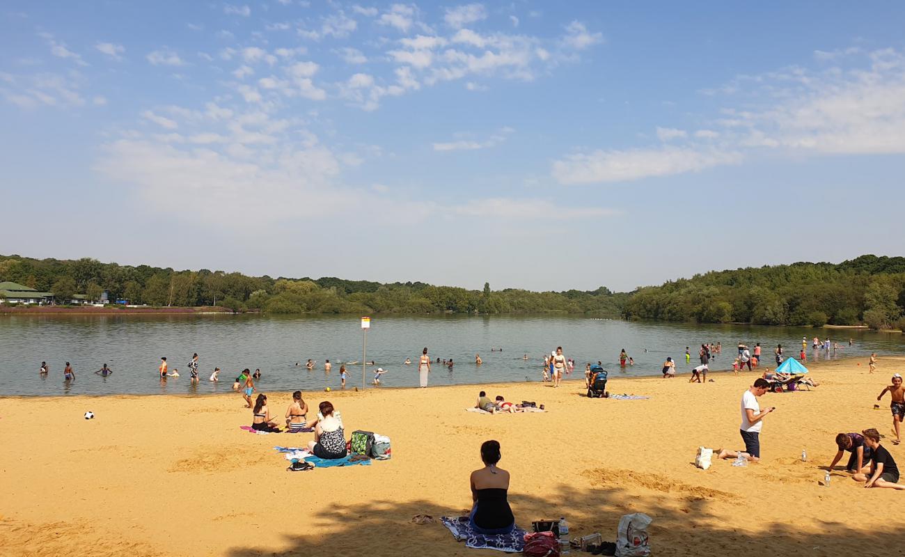 Ruislip lido plajı'in fotoğrafı parlak kum yüzey ile