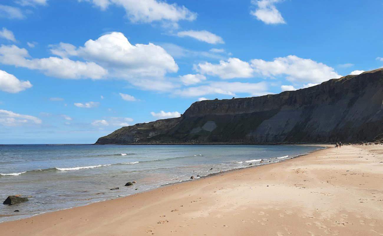 Cayton bay beach'in fotoğrafı açık bej kum yüzey ile
