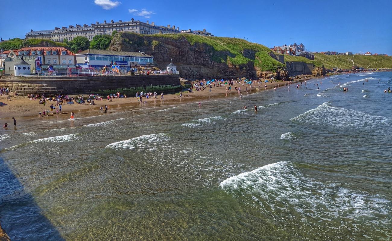 Whitby Plajı'in fotoğrafı açık bej kum yüzey ile