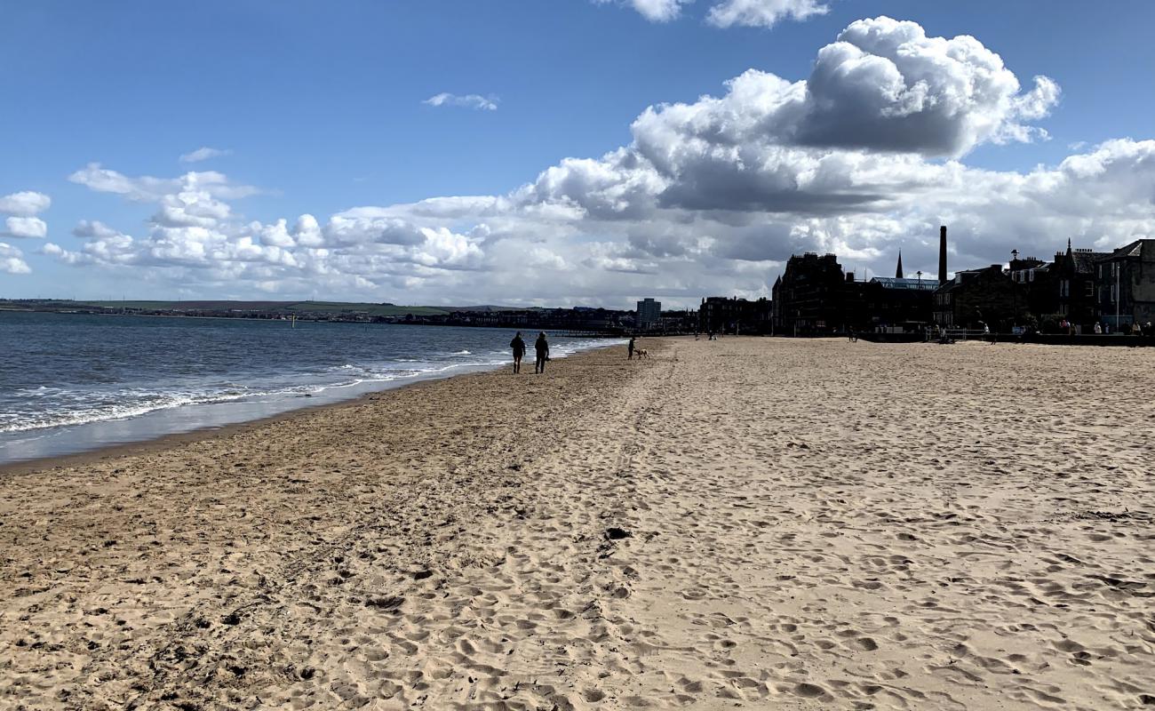 Portobello beach'in fotoğrafı parlak kum yüzey ile